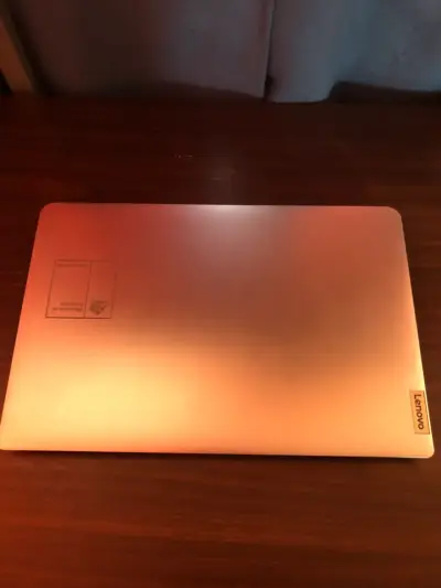 Laptop Lenovo con procesador Intel Core i5 - miniatura 2