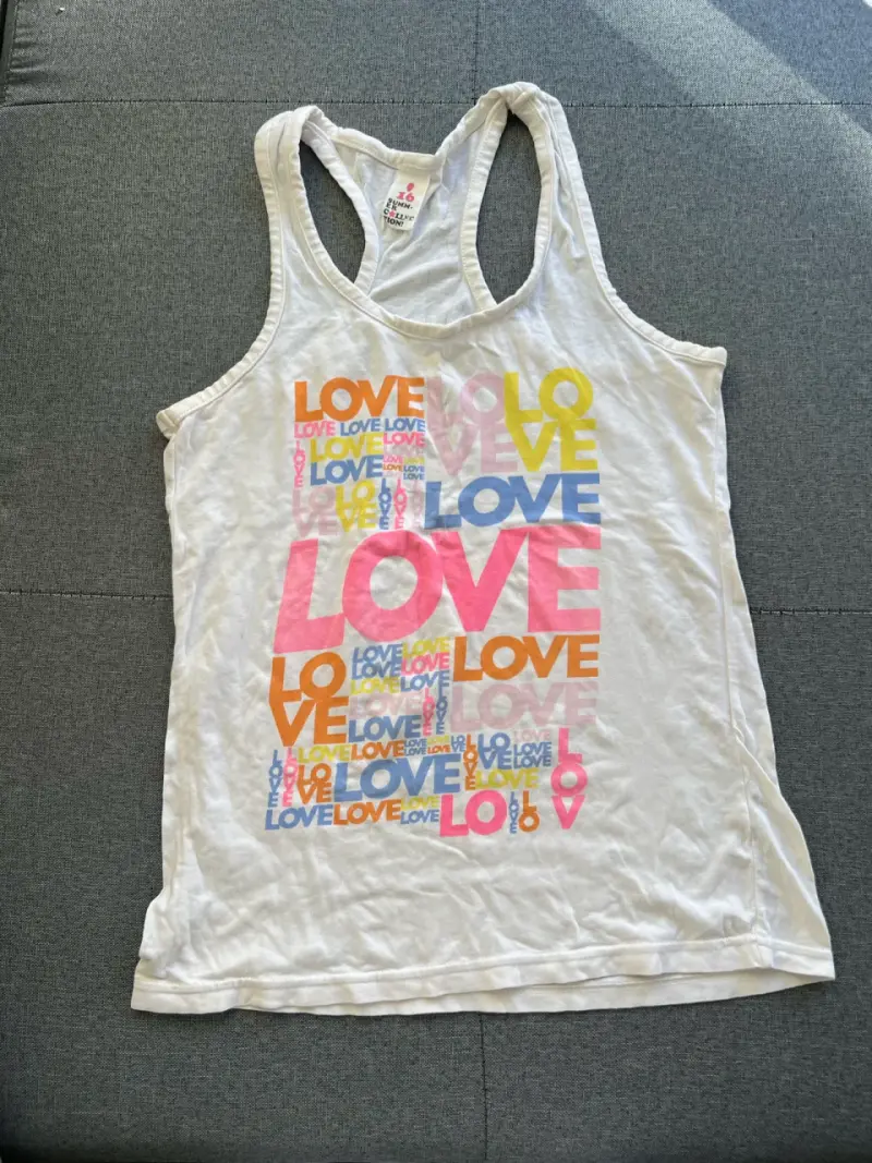 Polera sin mangas estampado 'Love' multicolor