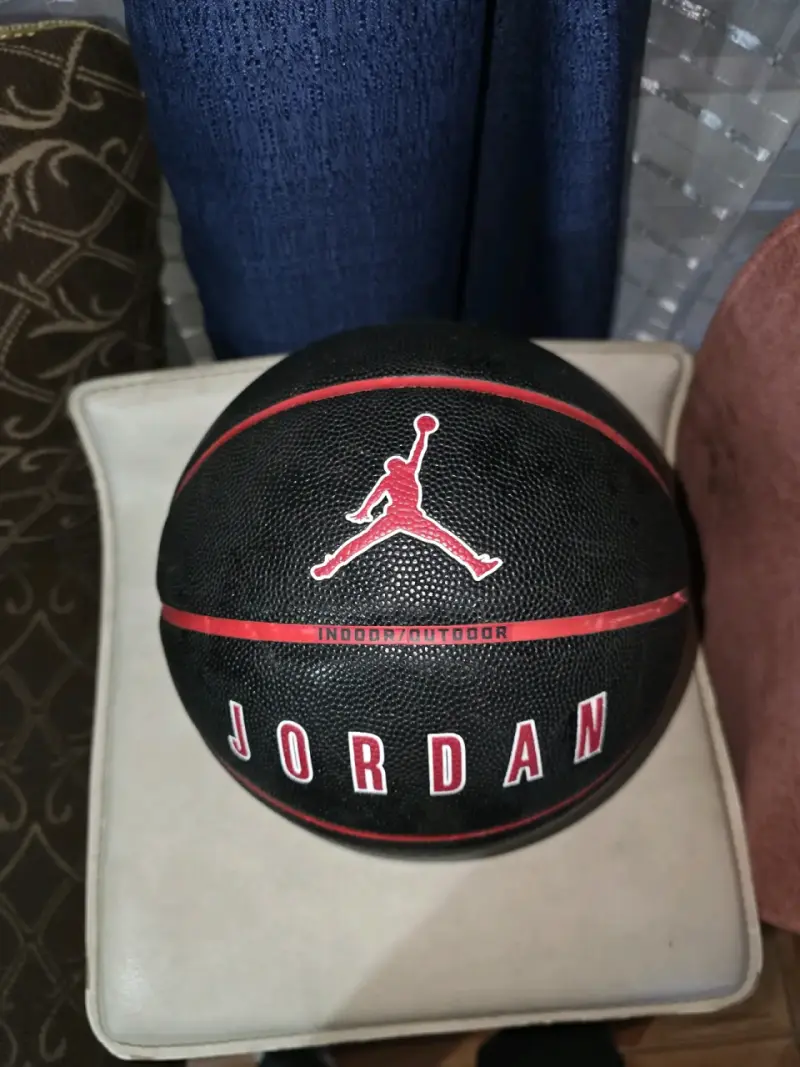 Balón de baloncesto Jordan negro y rojo
