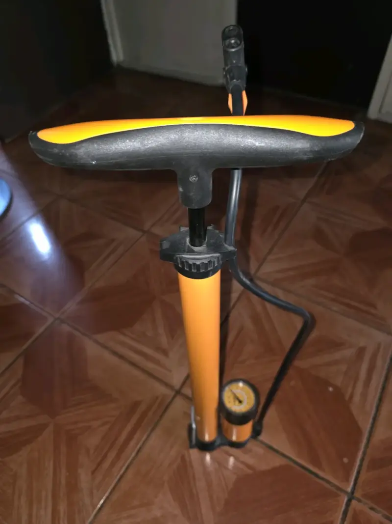 Bomba de aire para bicicleta con manómetro - 1