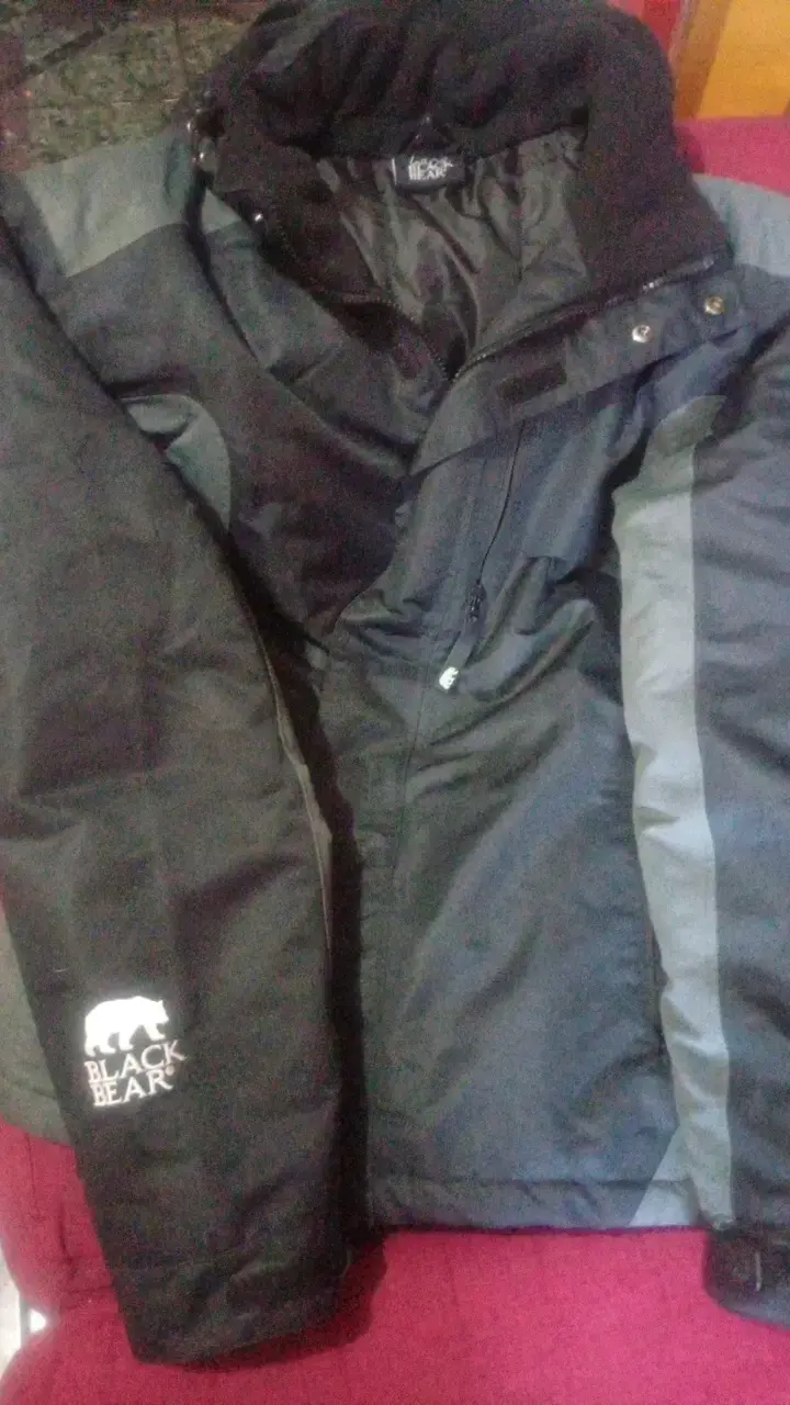 Chaqueta Black Bear impermeable negra