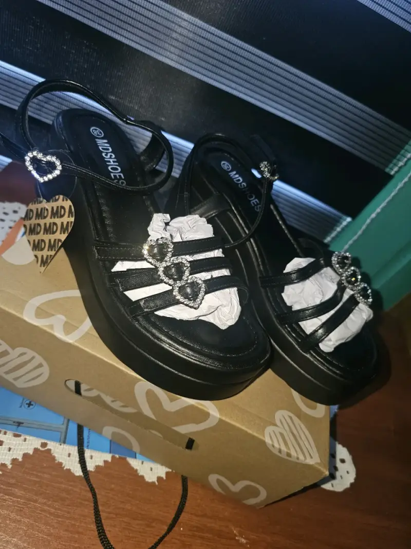 Sandalias negras con plataforma y detalles de corazón