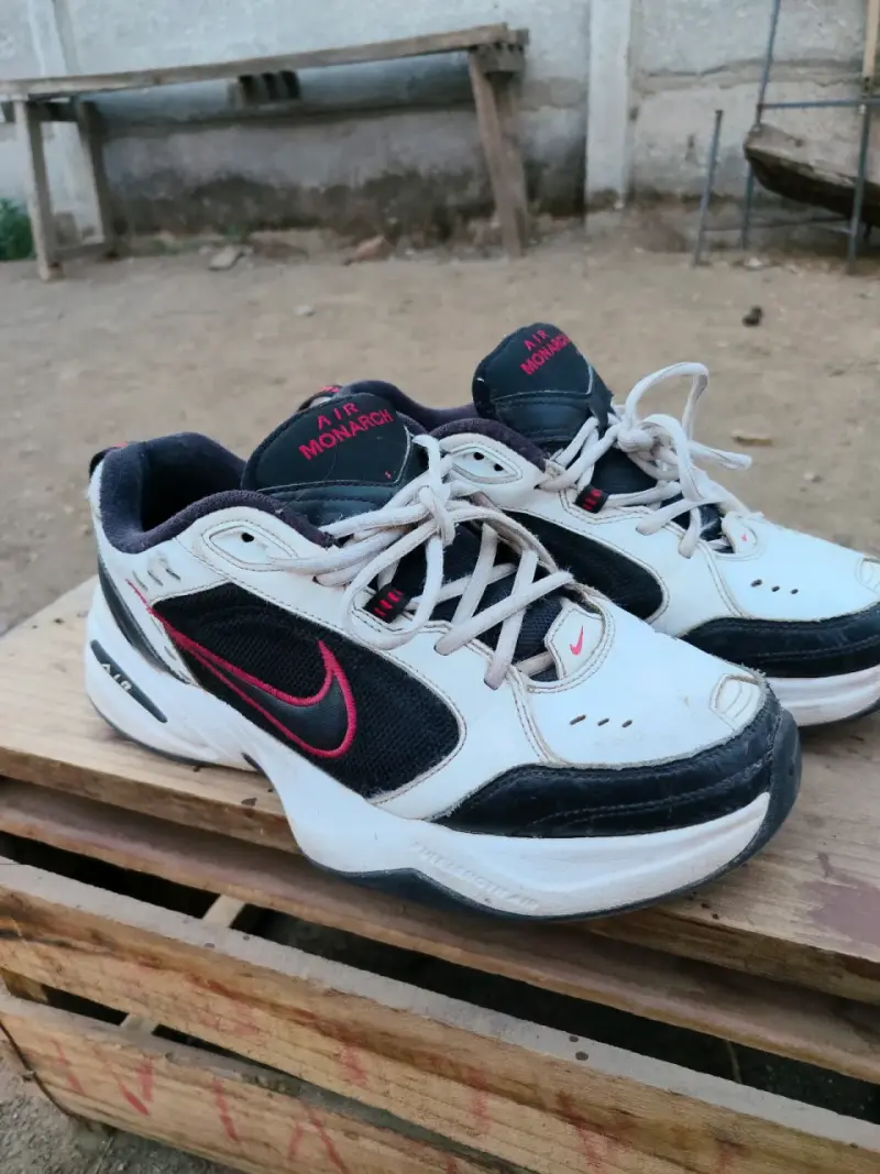Zapatillas deportivas Nike blancas y negras - 2