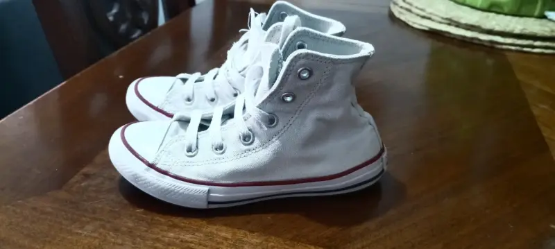 Zapatillas blancas de lona estilo clásico - 1