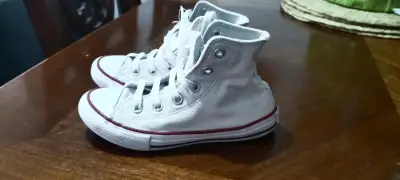 Zapatillas blancas de lona estilo clásico - miniatura 1