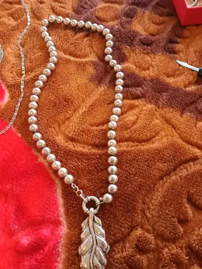 Collar de perlas plateadas con dije de hoja - miniatura 1