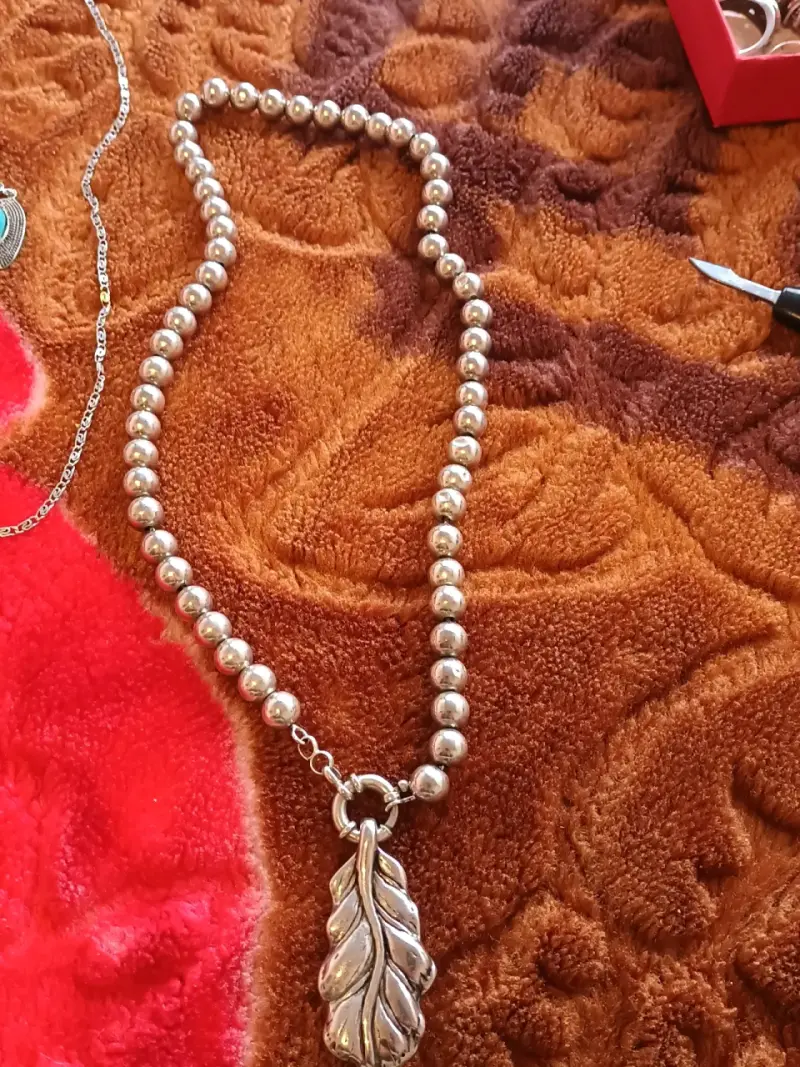 Collar de perlas plateadas con dije de hoja - 2