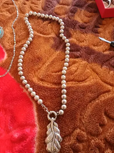 Collar de perlas plateadas con dije de hoja - miniatura 2