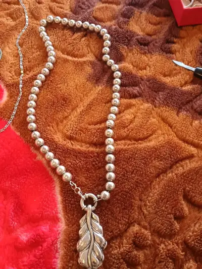 Collar de perlas plateadas con dije de hoja - miniatura 3