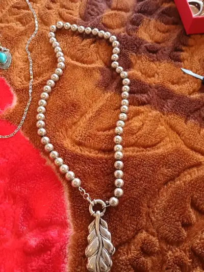 Collar de perlas plateadas con dije de hoja - miniatura 4