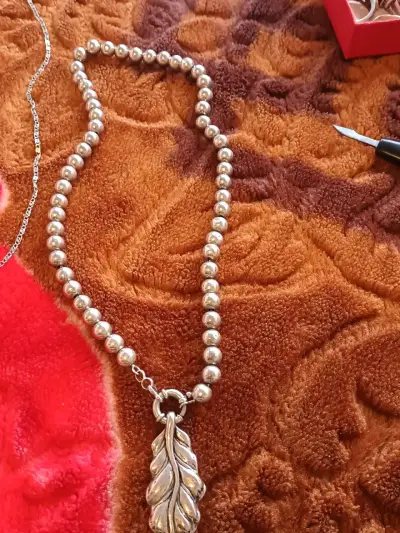 Collar de perlas plateadas con dije de hoja - miniatura 5