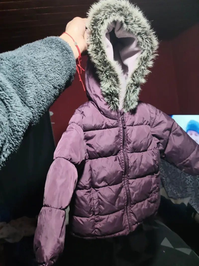 Chaqueta acolchada con capucha de piel sintética - 1