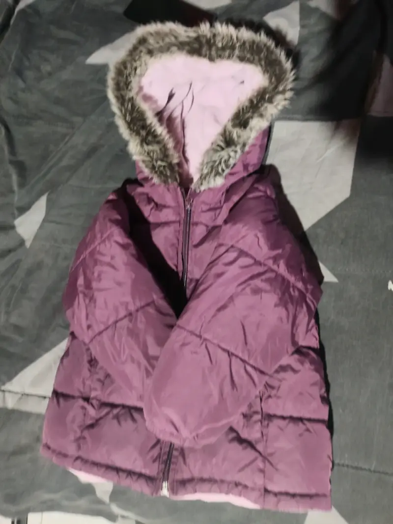 Chaqueta acolchada con capucha de piel sintética - 3