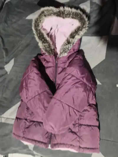 Chaqueta acolchada con capucha de piel sintética - miniatura 3