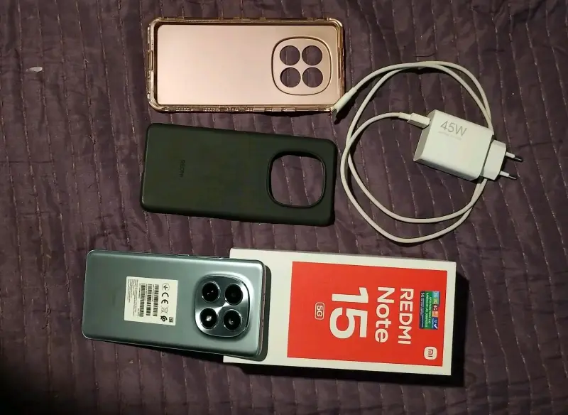 Xiaomi Redmi Note 15 con accesorios - 1