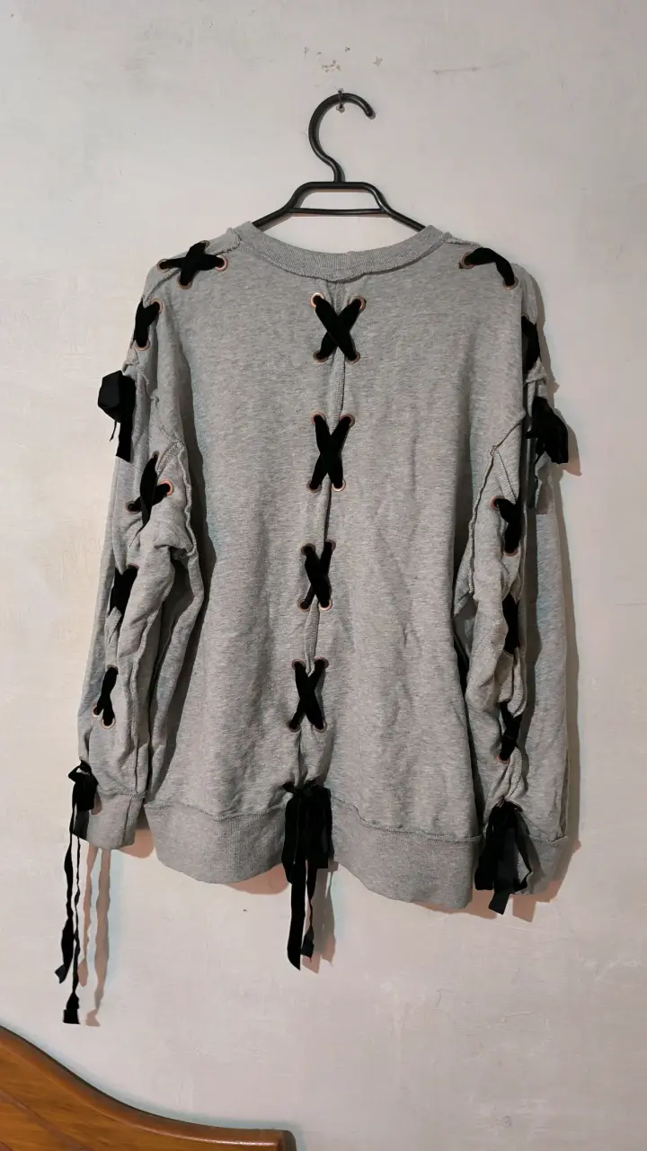 Polerón gris con diseño y lazos decorativos - 2