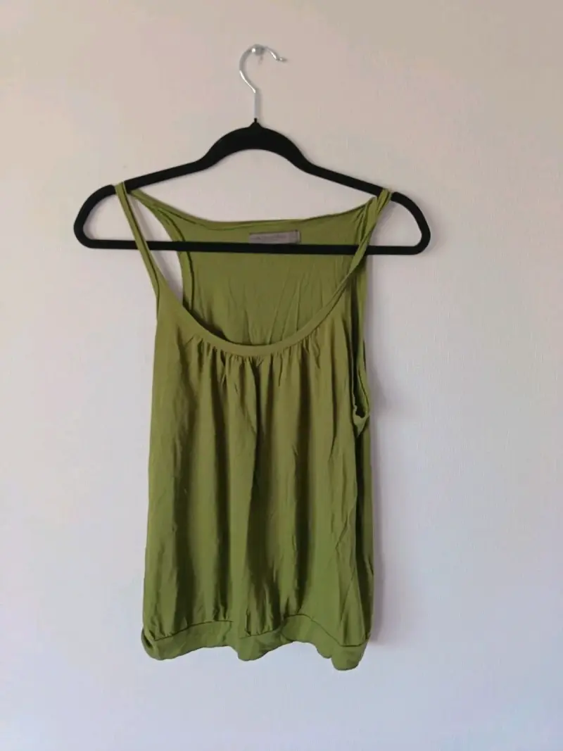 Blusa verde sin mangas para mujer