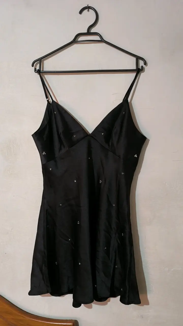Vestido negro elegante con tirantes - 1