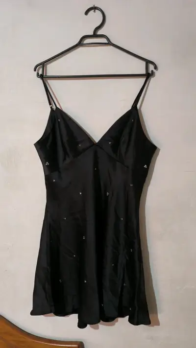 Vestido negro elegante con tirantes - miniatura 1
