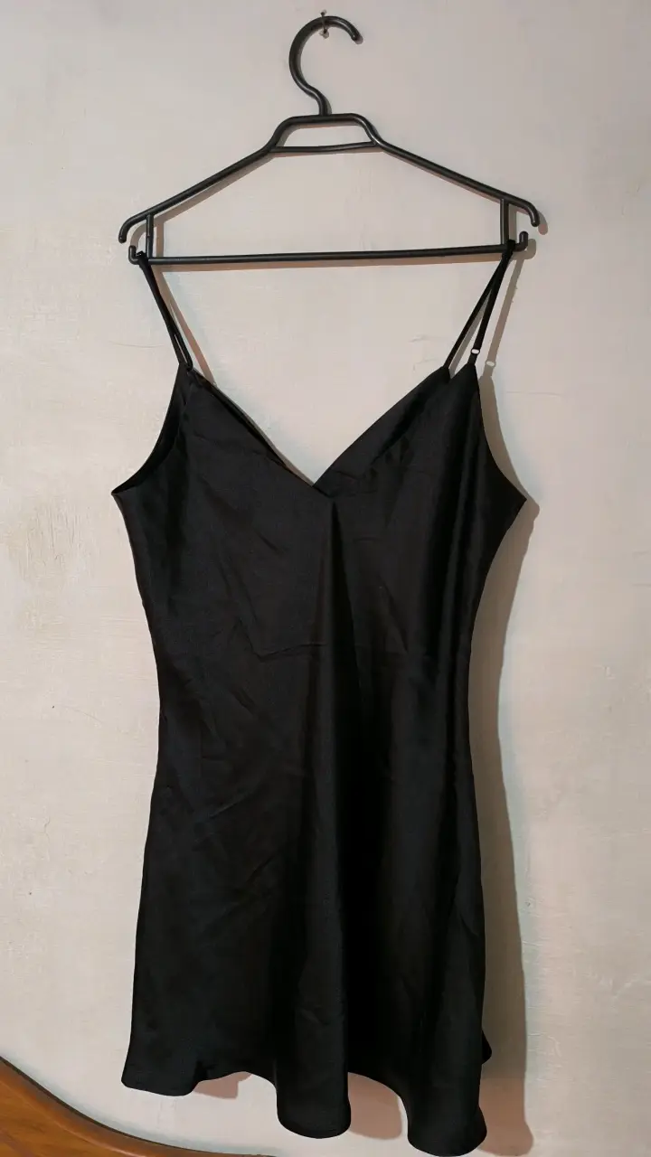 Vestido negro elegante con tirantes - 2