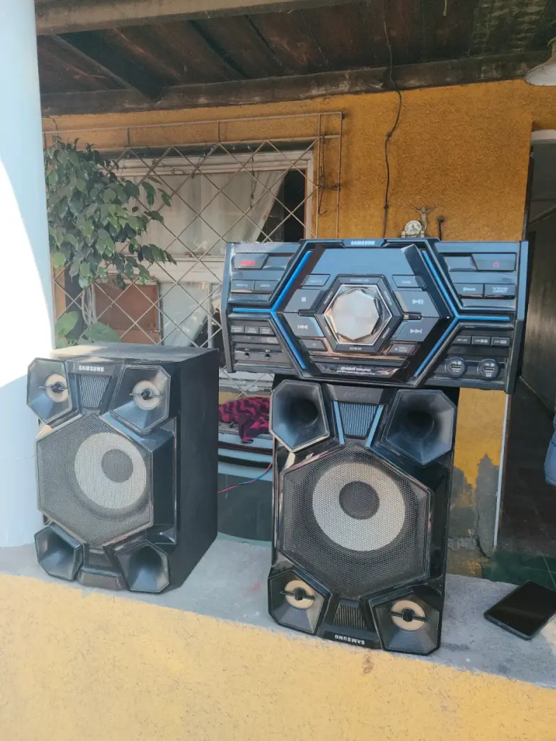 Sistema de sonido Samsung con parlantes