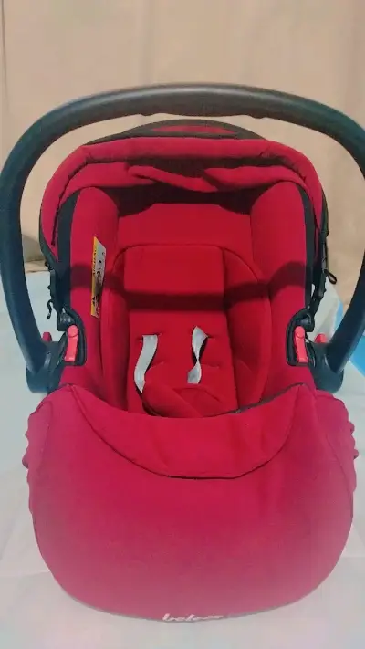 Silla de auto para bebé roja - miniatura 1
