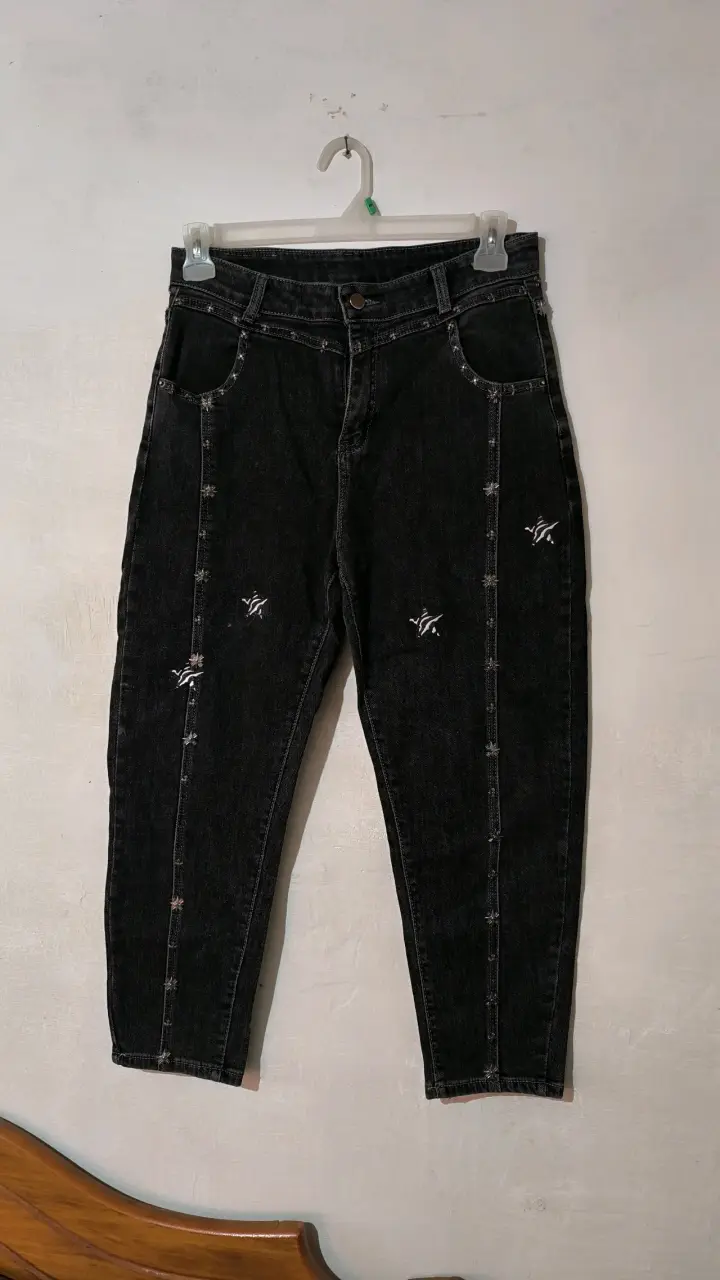 Jeans negros con bordado floral - 1