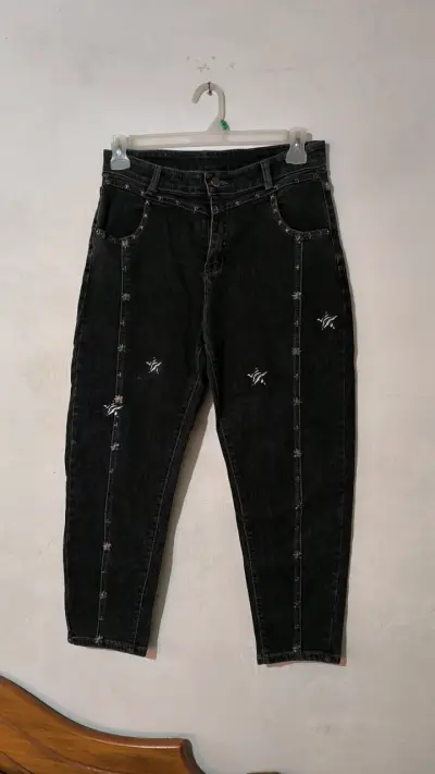 Jeans negros con bordado floral - miniatura 1