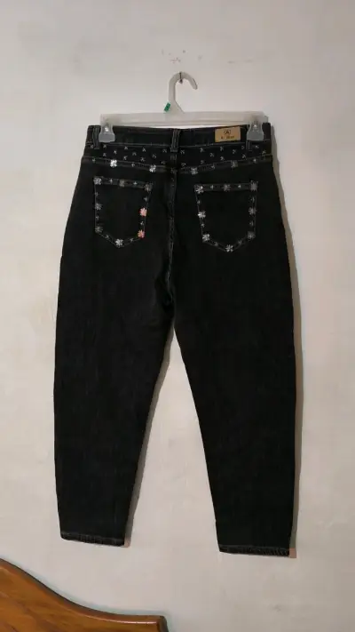 Jeans negros con bordado floral - miniatura 2