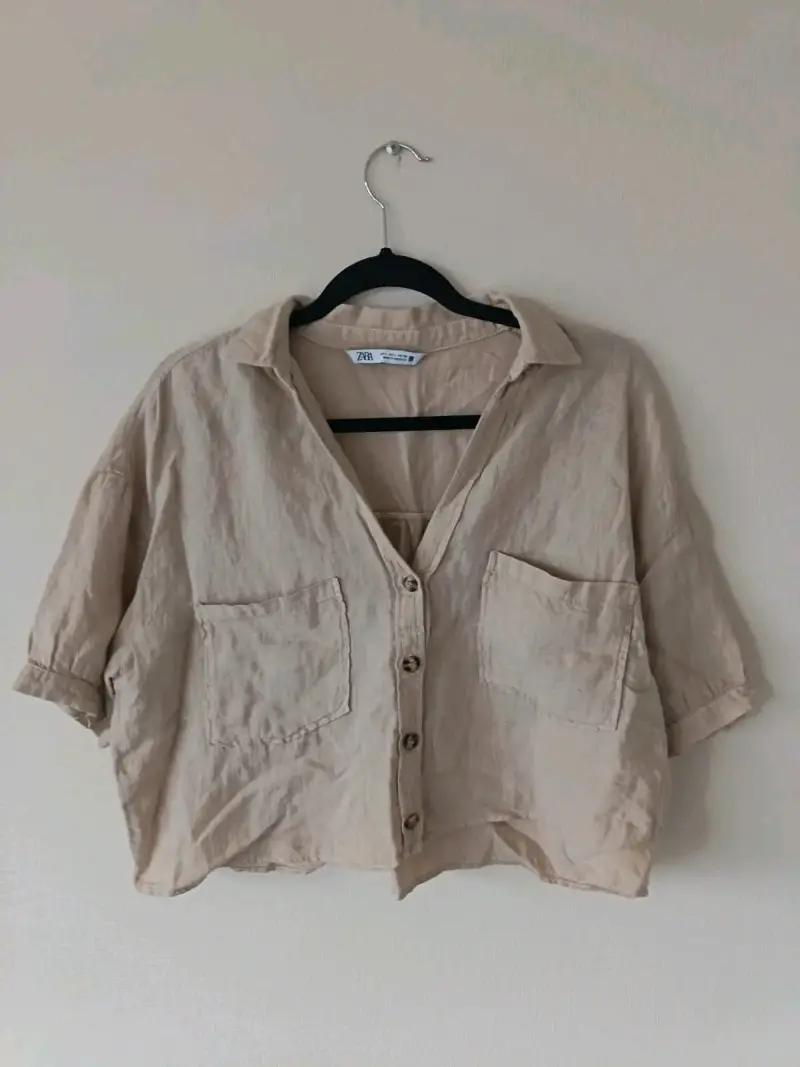 Blusa beige de lino con botones Zara
