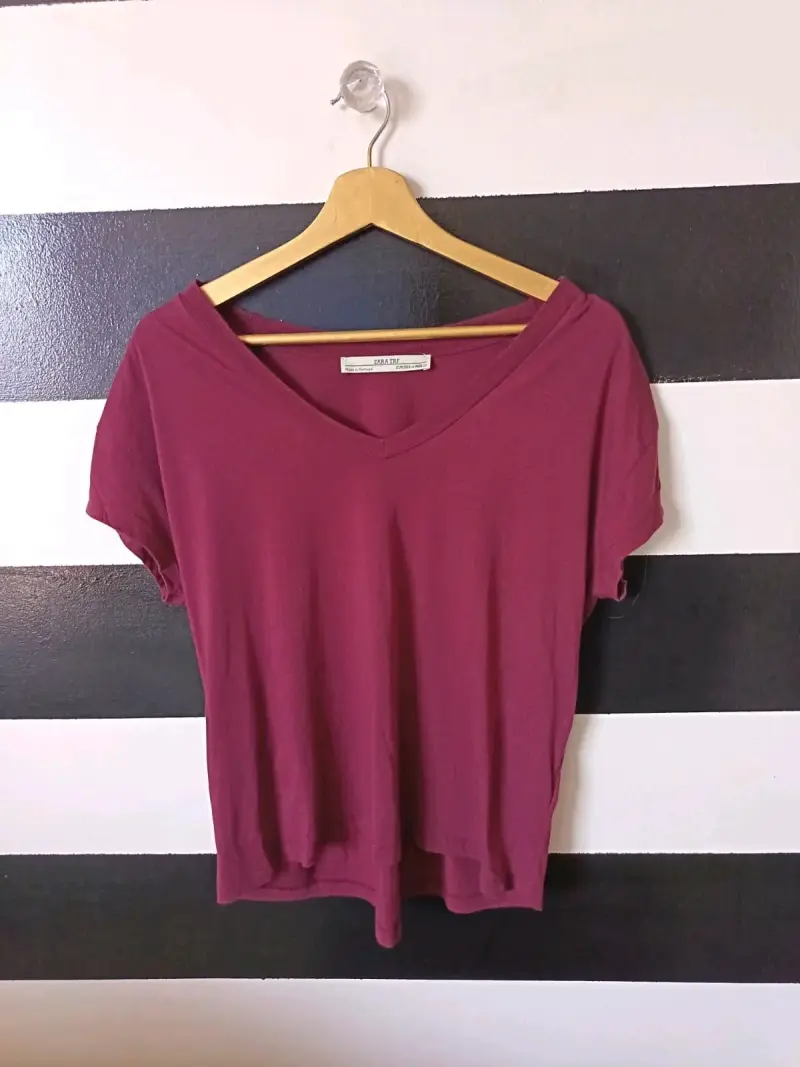 Polera burdeos Zara con cuello en V