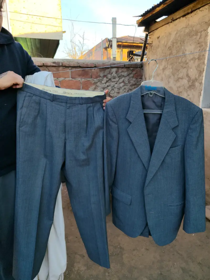 Traje gris elegante para hombre - 1