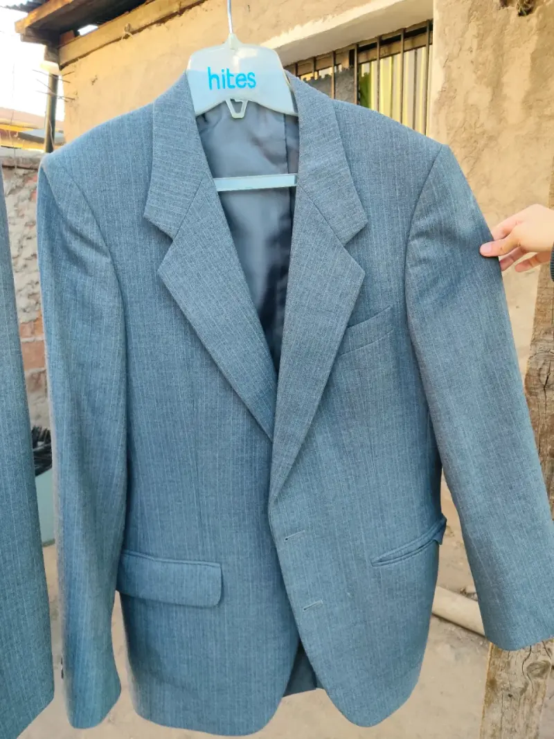 Traje gris elegante para hombre - 2