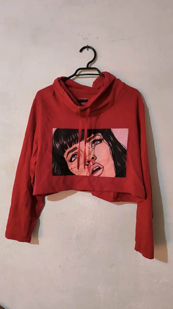 Polerón rojo con diseño gráfico Mía Wallace - 1
