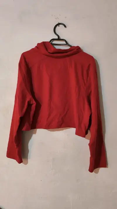 Polerón rojo con diseño gráfico Mía Wallace - miniatura 2