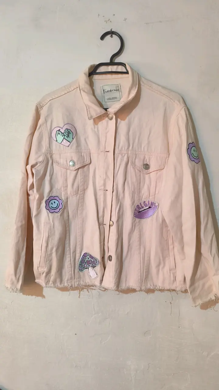 Chaqueta de mezclilla con parches decorativos - 1