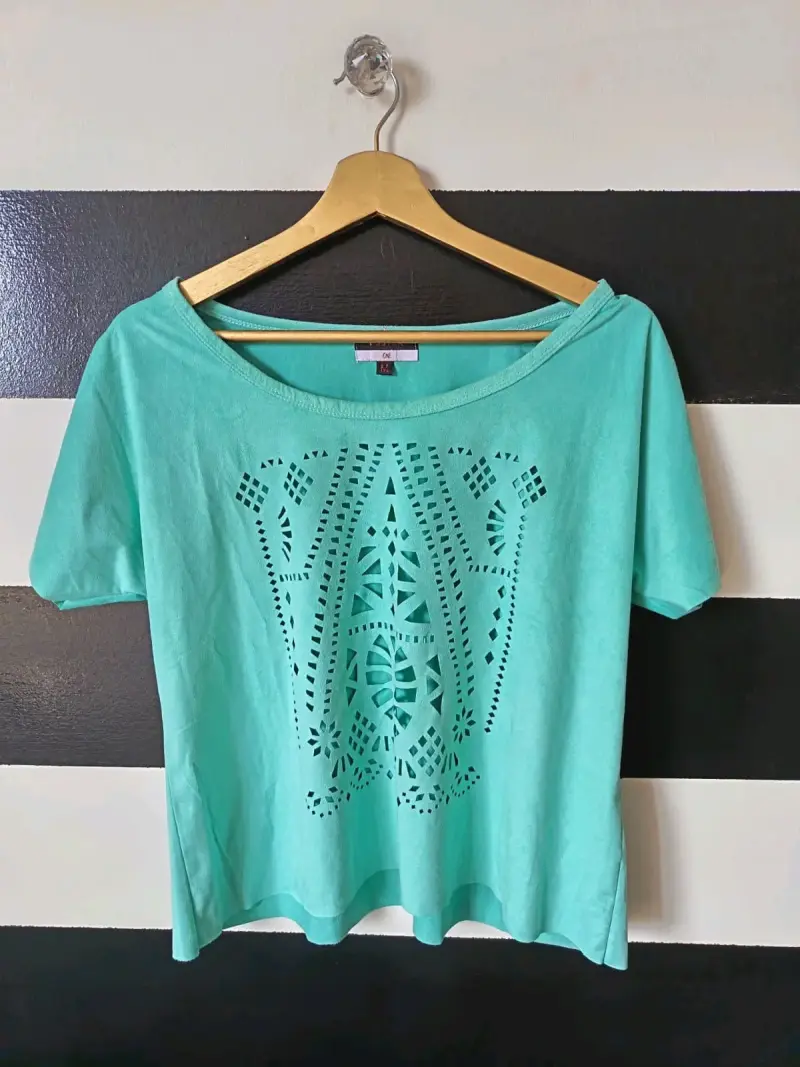Polera con diseño calado
