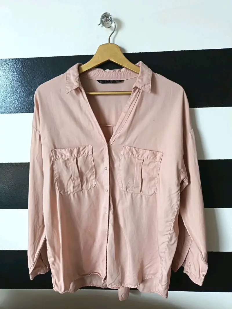 Blusa rosada de mujer con bolsillos