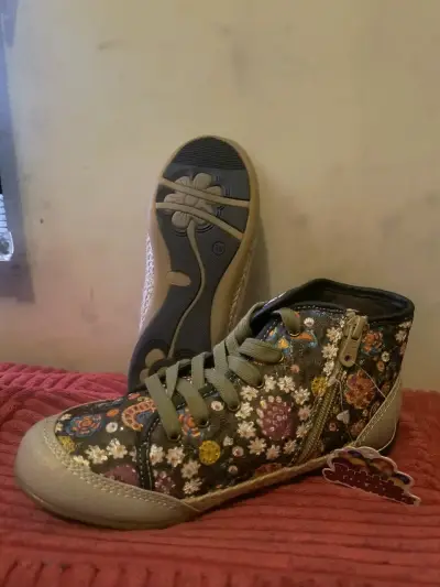 Zapatillas infantiles con diseño floral y cierre lateral - miniatura 1