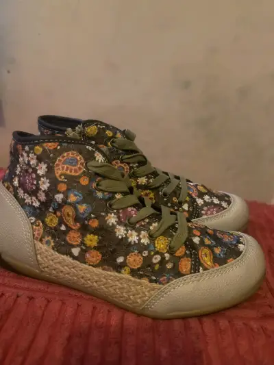 Zapatillas infantiles con diseño floral y cierre lateral - miniatura 2