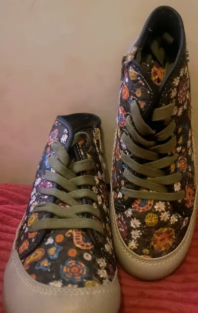 Zapatillas infantiles con diseño floral y cierre lateral - miniatura 3