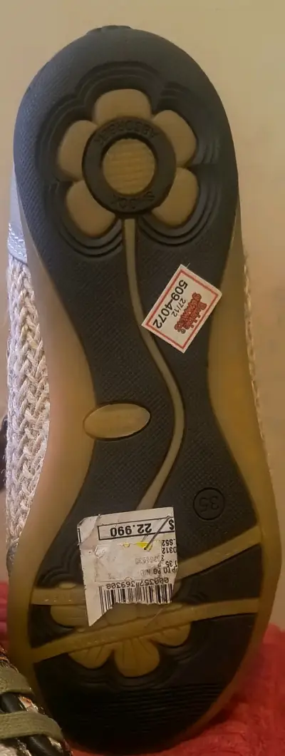 Zapatillas infantiles con diseño floral y cierre lateral - miniatura 4