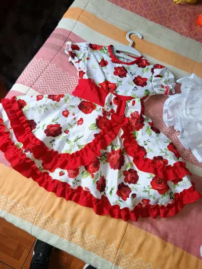 Vestido infantil con estampado de rosas - miniatura 1