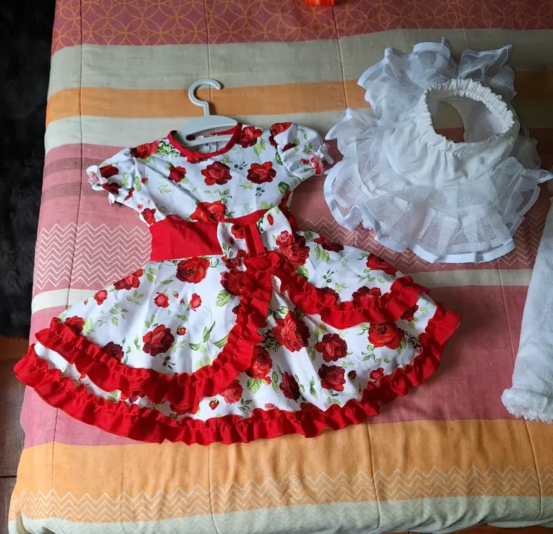 Vestido infantil con estampado de rosas - 2