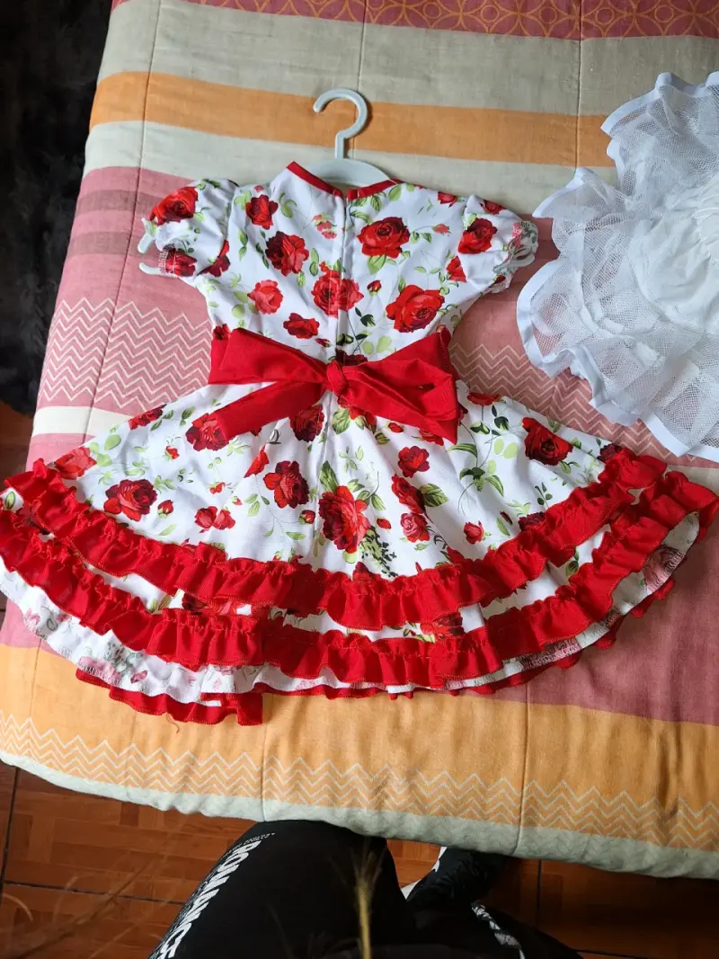 Vestido infantil con estampado de rosas - 3