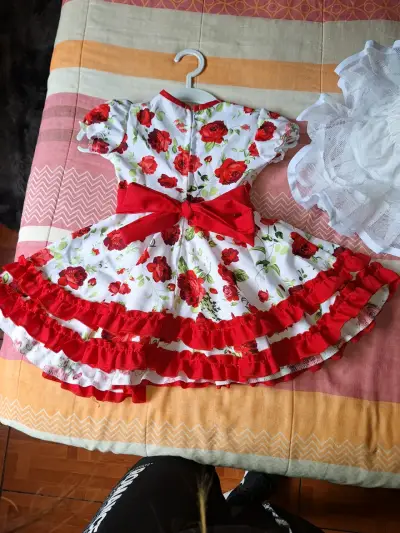 Vestido infantil con estampado de rosas - miniatura 3