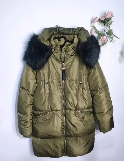 Parka verde oliva con capucha de piel sintética - miniatura 2