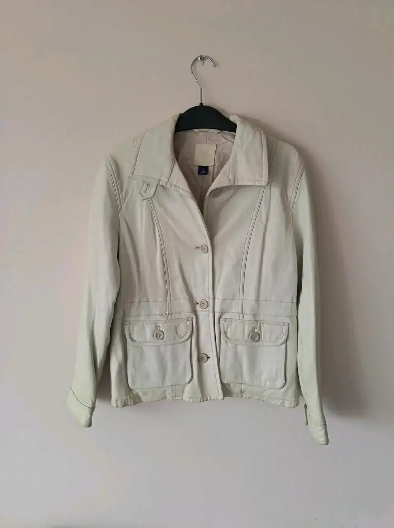 Chaqueta beige de cuer de mujer con bolsillos gap