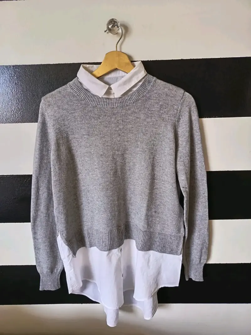 Suéter gris con camisa blanca integrada