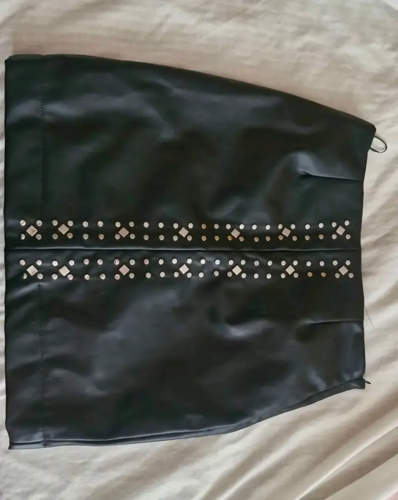 Falda negra con tachas decorativas - 1